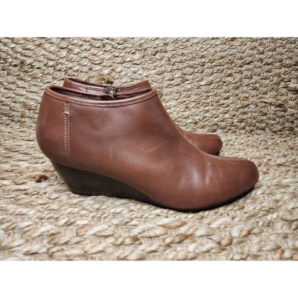 Clarks Women's Brown Leather Side Zip Wedge Heel Ankle Booties Size 9.5 M - Picture 1 of 11